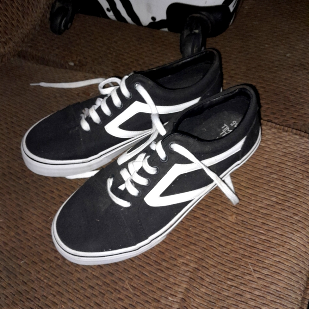 Size 9 time and tru skater shoes
